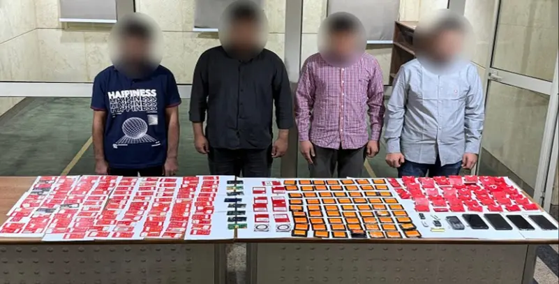 المتهمون مع شرائح هواتف استخدمت في عمليات الاحتيال.