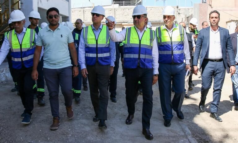 جانب من جولة وزير العمل لشركة مصر لصناعة الكيماويات بالاسكندرية