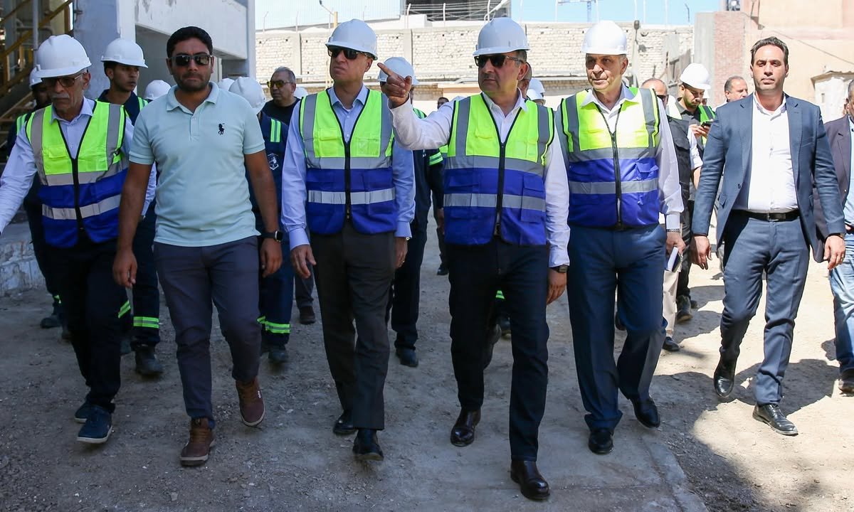 جانب من جولة وزير العمل لشركة مصر لصناعة الكيماويات بالاسكندرية